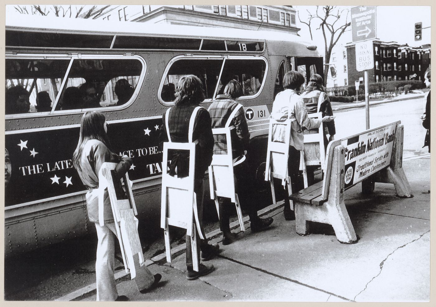 Photograph of students boarding a bus for Vestirsi Di Siede