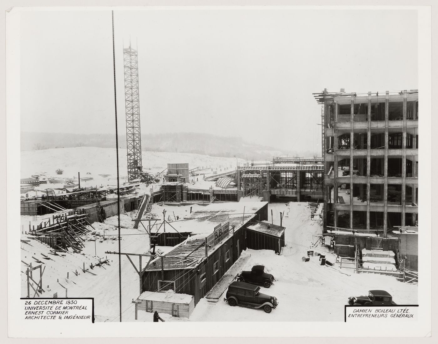 Photographie du chantier de construction, Pavillon principal et campus, Université de Montréal, Montréal, Canada