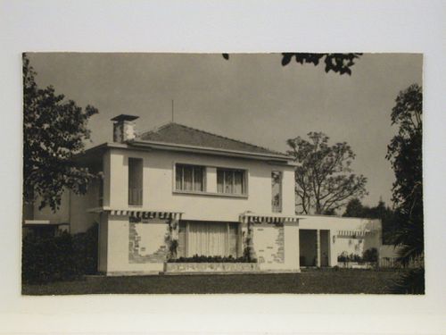 Unidentified country: unidentified house, side view