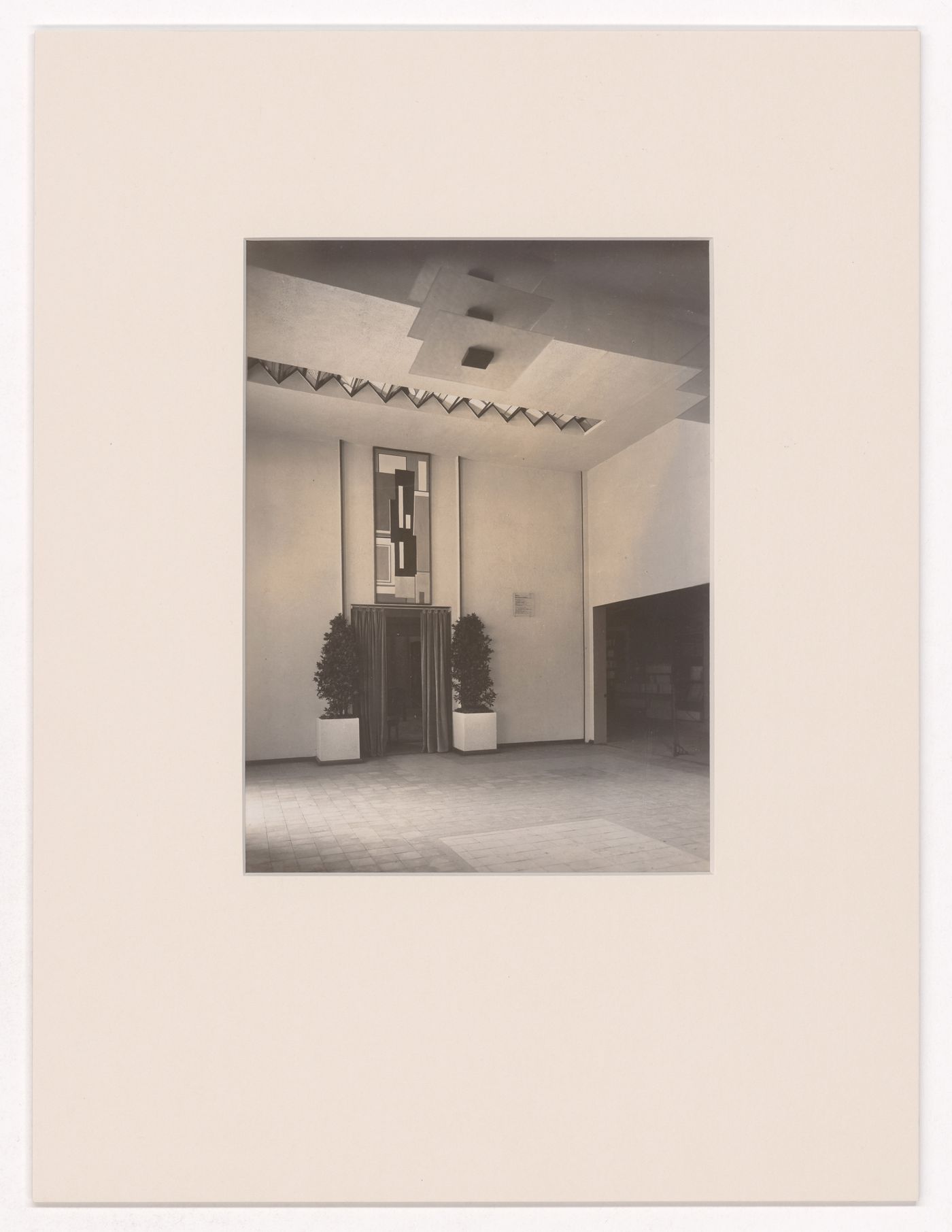Hall d'une ambassade de France, Exposition internationale des arts décoratifs et industriels modernes, Paris. Plafonnier intégré en vitrail sous plomb: Louis Barillet; tableau: Fernand Léger.