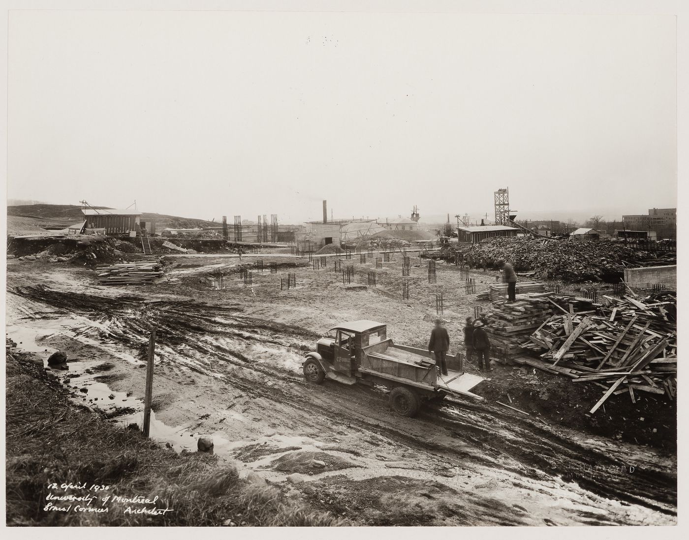 Photographie du chantier de construction, Pavillon principal et campus, Université de Montréal, Montréal, Canada