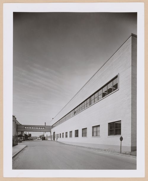 View of the east façade of the Engineering Building with a skywalk in the background, General Motors Corporation Truck and Coach division Pontiac Plant, Pontiac, Michigan