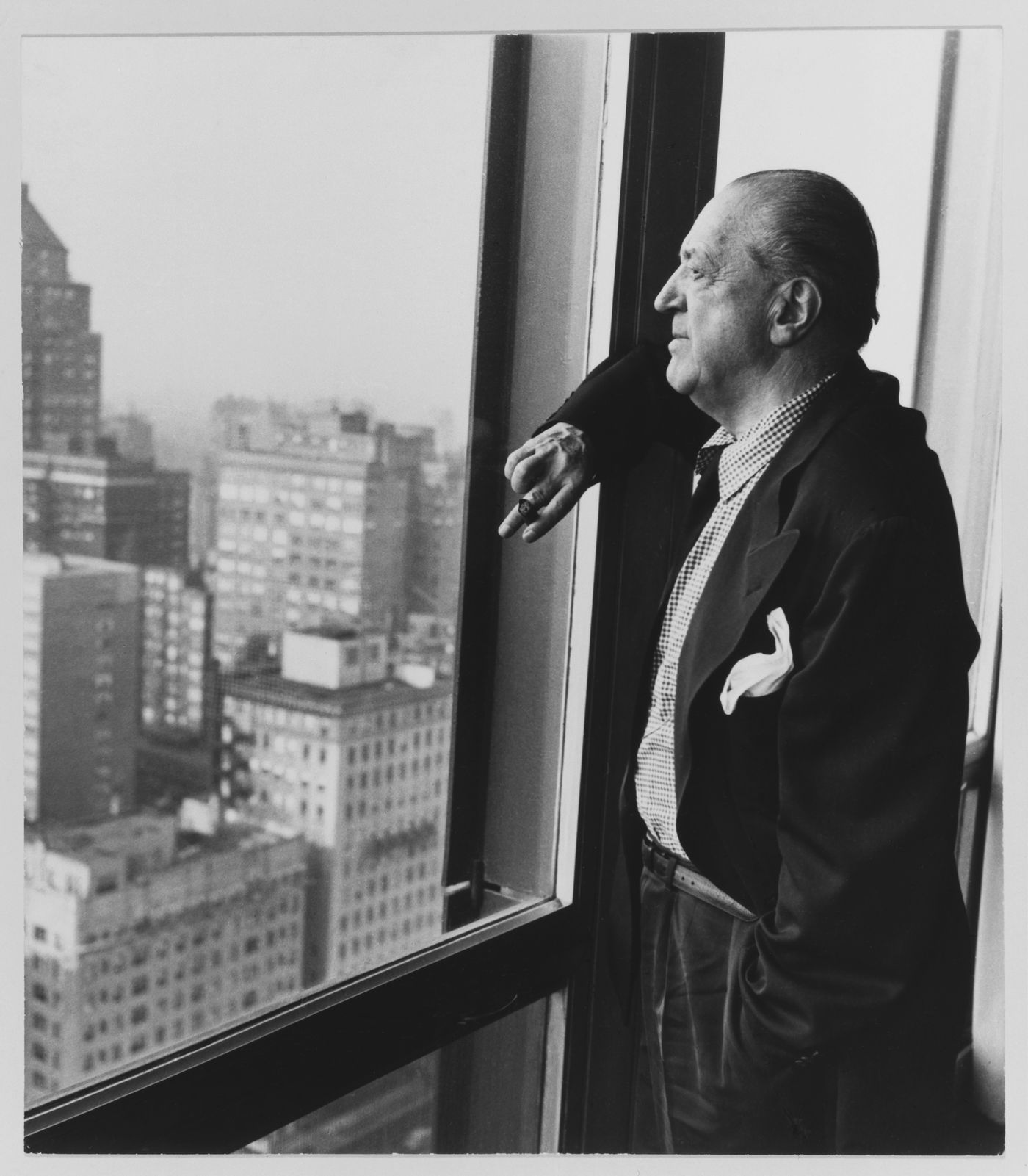 Mies van der Rohe regardant par une fenêtre du 860 Lake Shore Drive Apartments, Chicago, Illinois