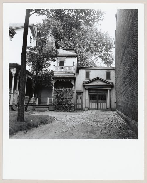 La maison de Paul Gouin et du garage servant à entreposer sa collection de sculptures sur bois, rue Sherbrooke, Montréal, Québec