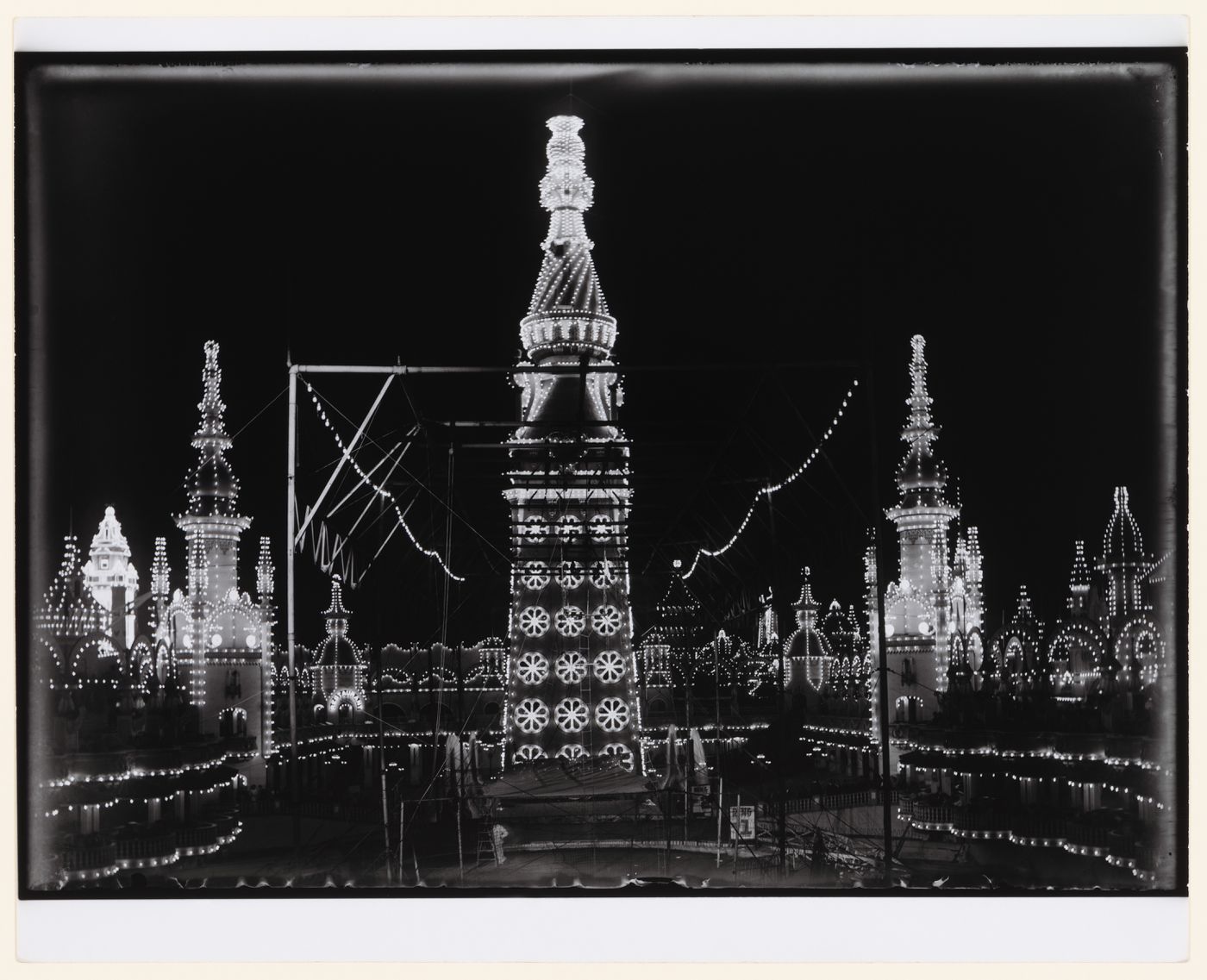 Luna Park, at night