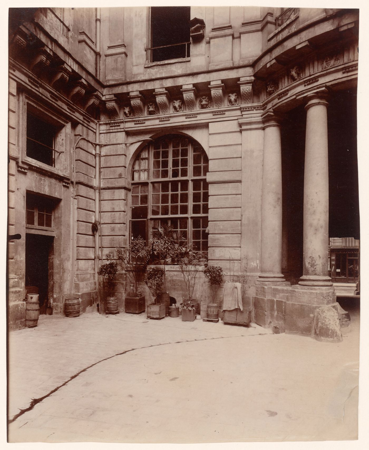 Hôtel de Beauvais: Corner of courtyard showing part of entrance to street, Paris, France