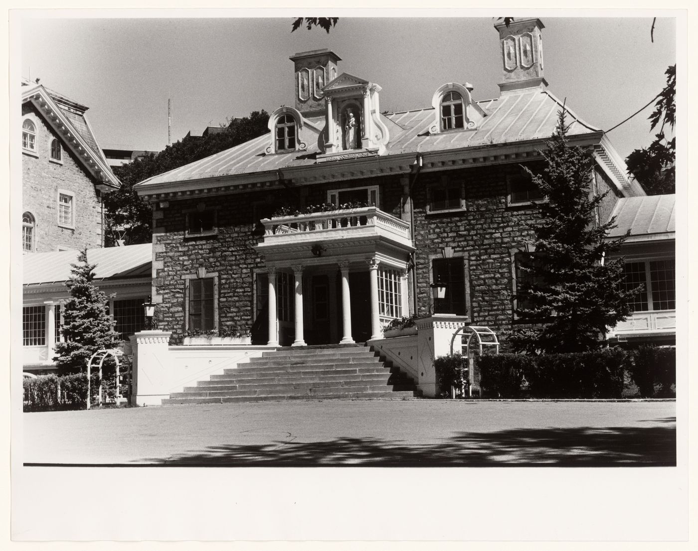 View of the principal façade of Collège Villa-Maria (formerly Maison James Monk or Villa Monklands), 4245 boulevard Décarie, Montréal, Québec