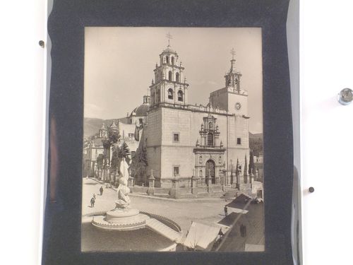 View of the Basílica Colegiata de Guanajuato (previously known as Iglesia Parroquial de Guanajuato) showing the Plaza de la  Paz with people throughout, Guanajuato, Mexico