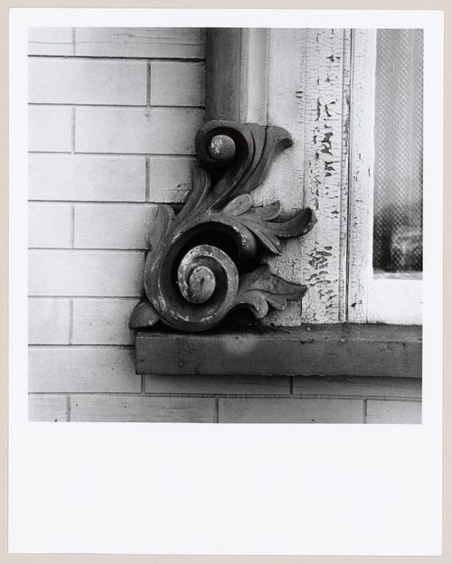 Détail d'un rinceau au coin inférieur d'une fenêtre, région de Saint-André de Kamouraska, (aussi connu sous Andréville), Québec