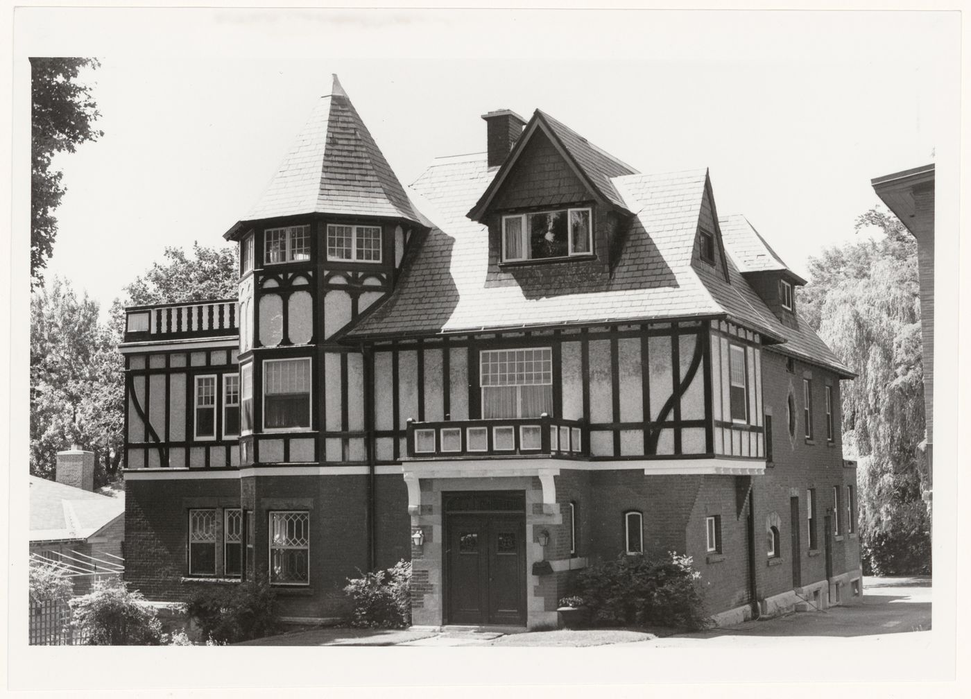 View of the principal and lateral façades of a house, 12 Aberdeen Avenue, Westmount, Québec