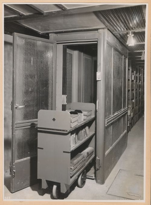 Monte-charge des nouveaux magasins en sous-sol, Bibliothèque nationale, Paris