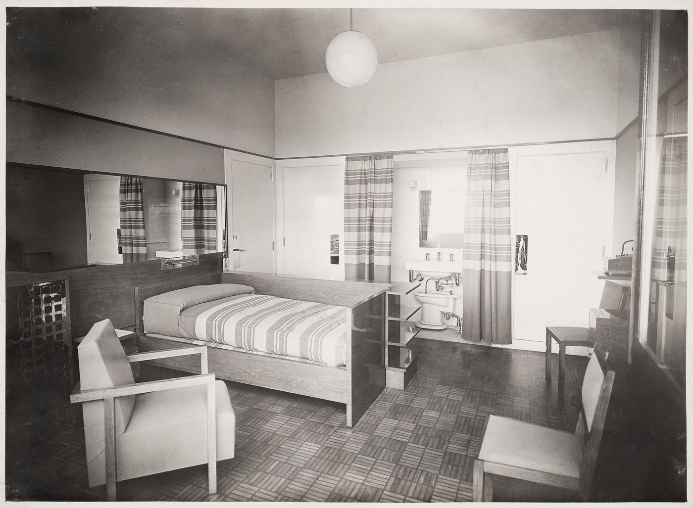 Vue d'une chambre de gouvernante, Villa Cavrois à Croix, France