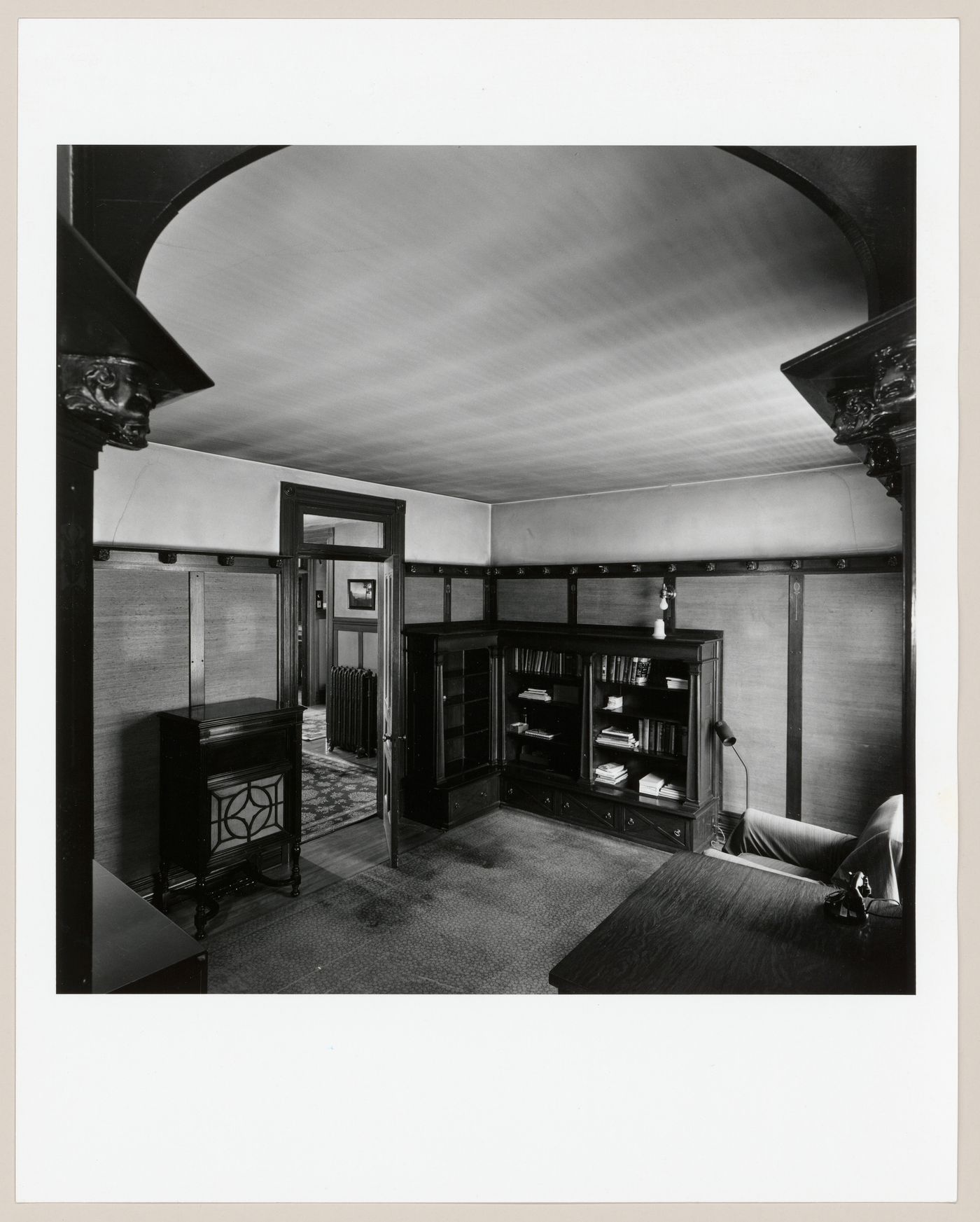 Interior view of the sitting room/library of Slessor House, 1538 avenue Dr. Penfield, Montréal, Québec
