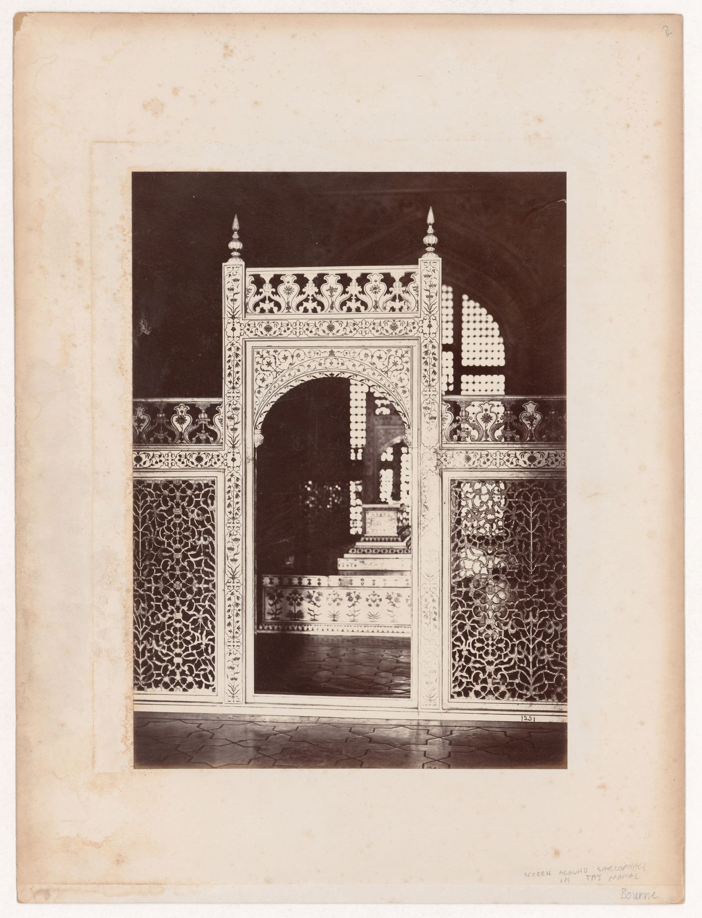 Interior view of a jali and the sarcophagi of Shahjahan and Mumtaz Mahal, Taj Mahal, Agra, India