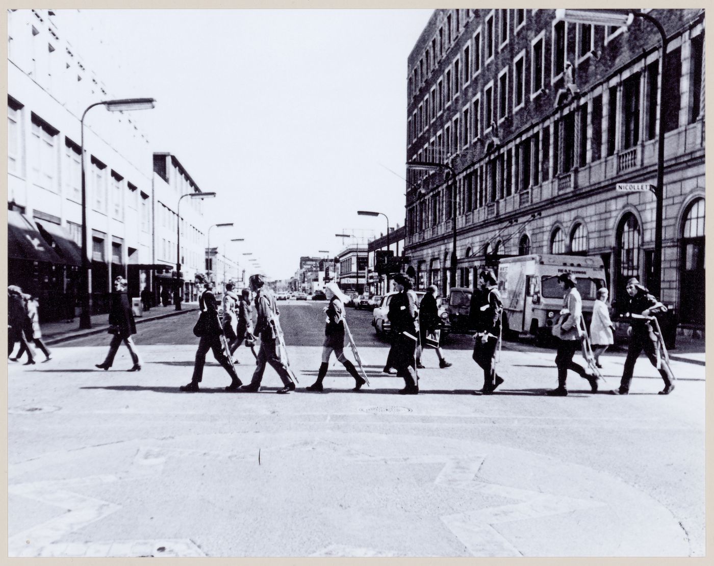 Photograph of students crossing the street for Vestirsi Di Siede