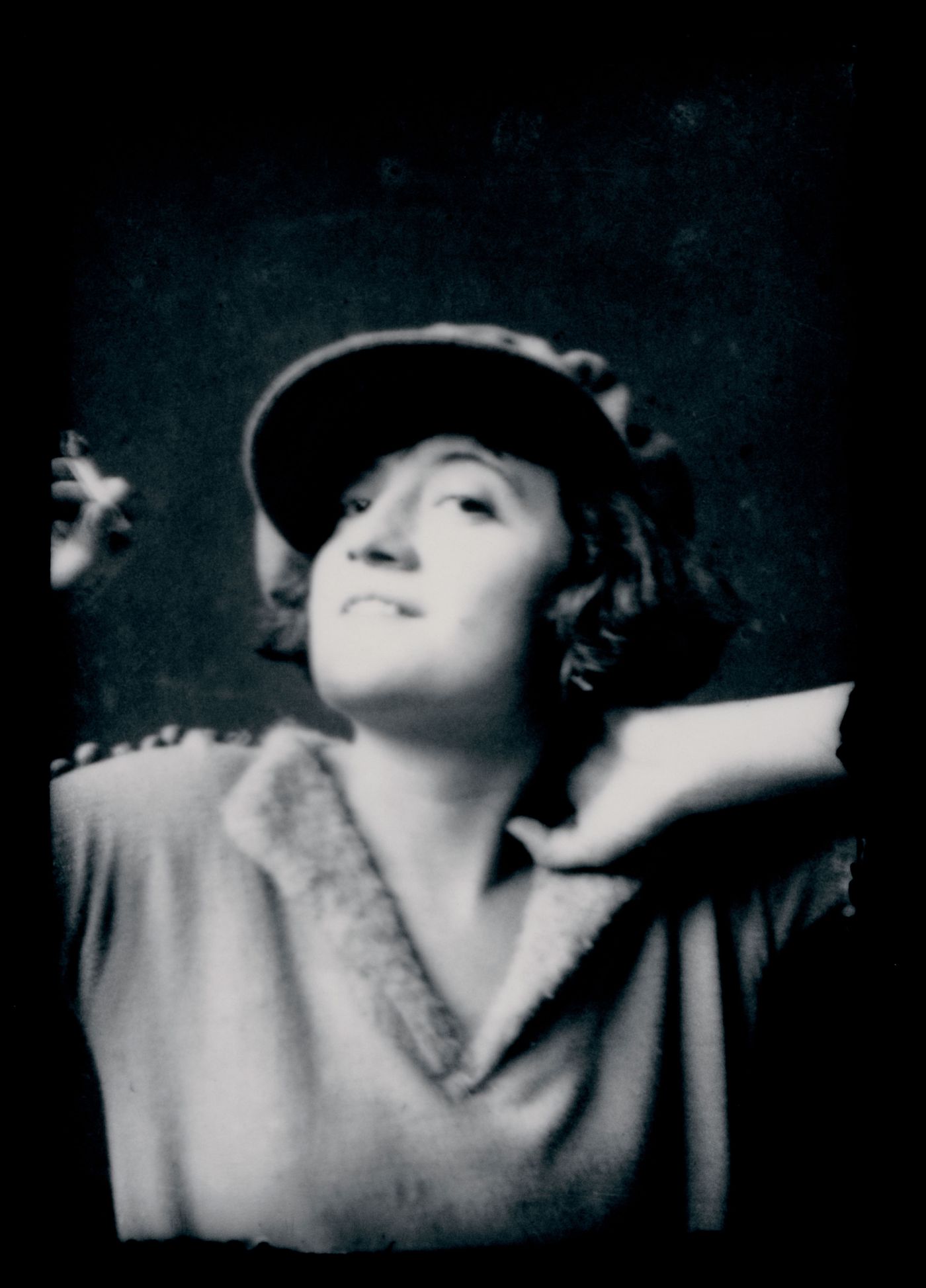 Portrait d'une femme portant une casquette