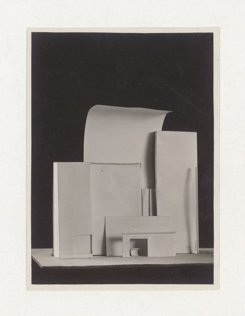 Photograph of a student model on the topic "Complex Frontal Composition Based on Nuance and Contrast Combination of Plastic and Shade and Using Elements of Rhythm" for the "Space" course at the Vkhutemas, Moscow