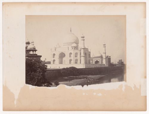 View of the Taj Mahal with the Jami Masjid (mosque of the Taj Mahal) in the background, Agra, India