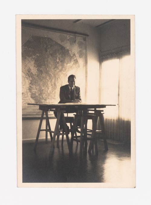 Photograph of Amancio Wiliams in front of a map of Buenos Aires