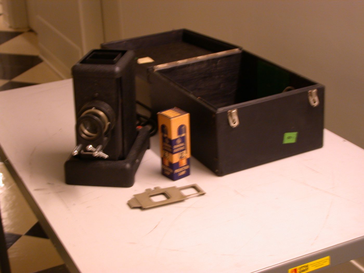 Projecteur et accessoires dans un boîtier