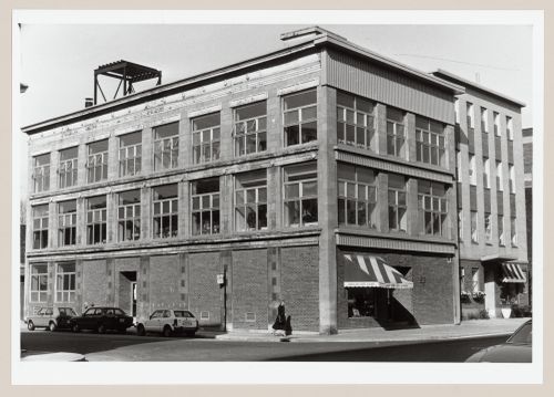 View of the principal and lateral façades of Centre des arts visuels, 350 Victoria Avenue, Westmount, Québec