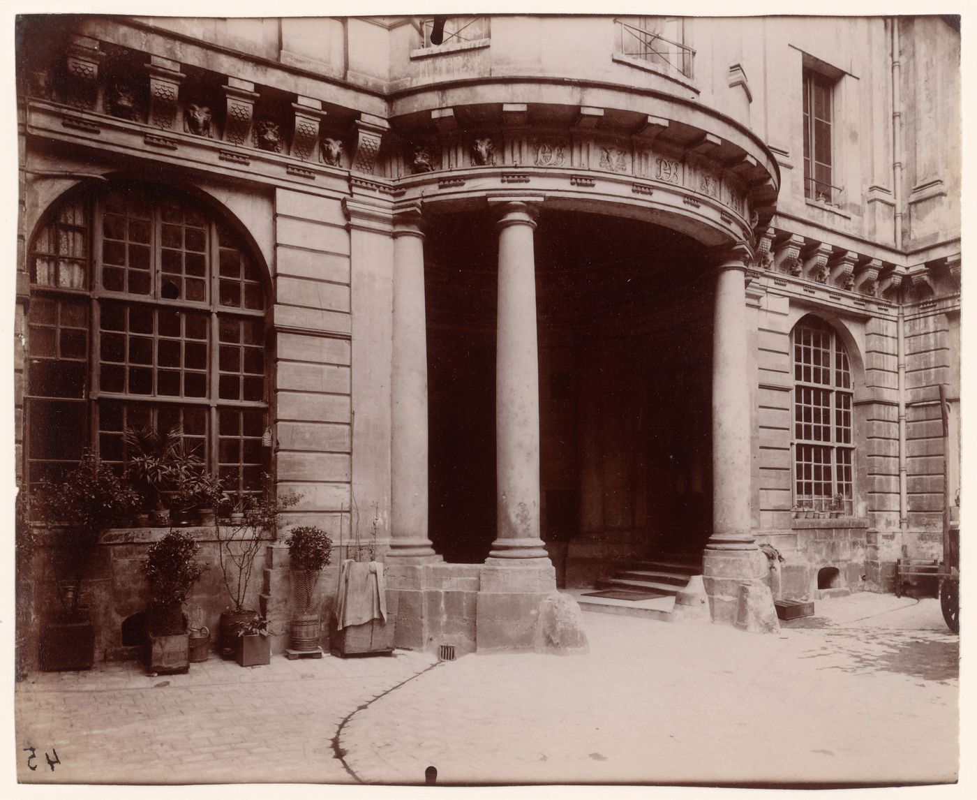 Hôtel de Beauvais: Courtyard, looking at entrance portico and street, Paris, France