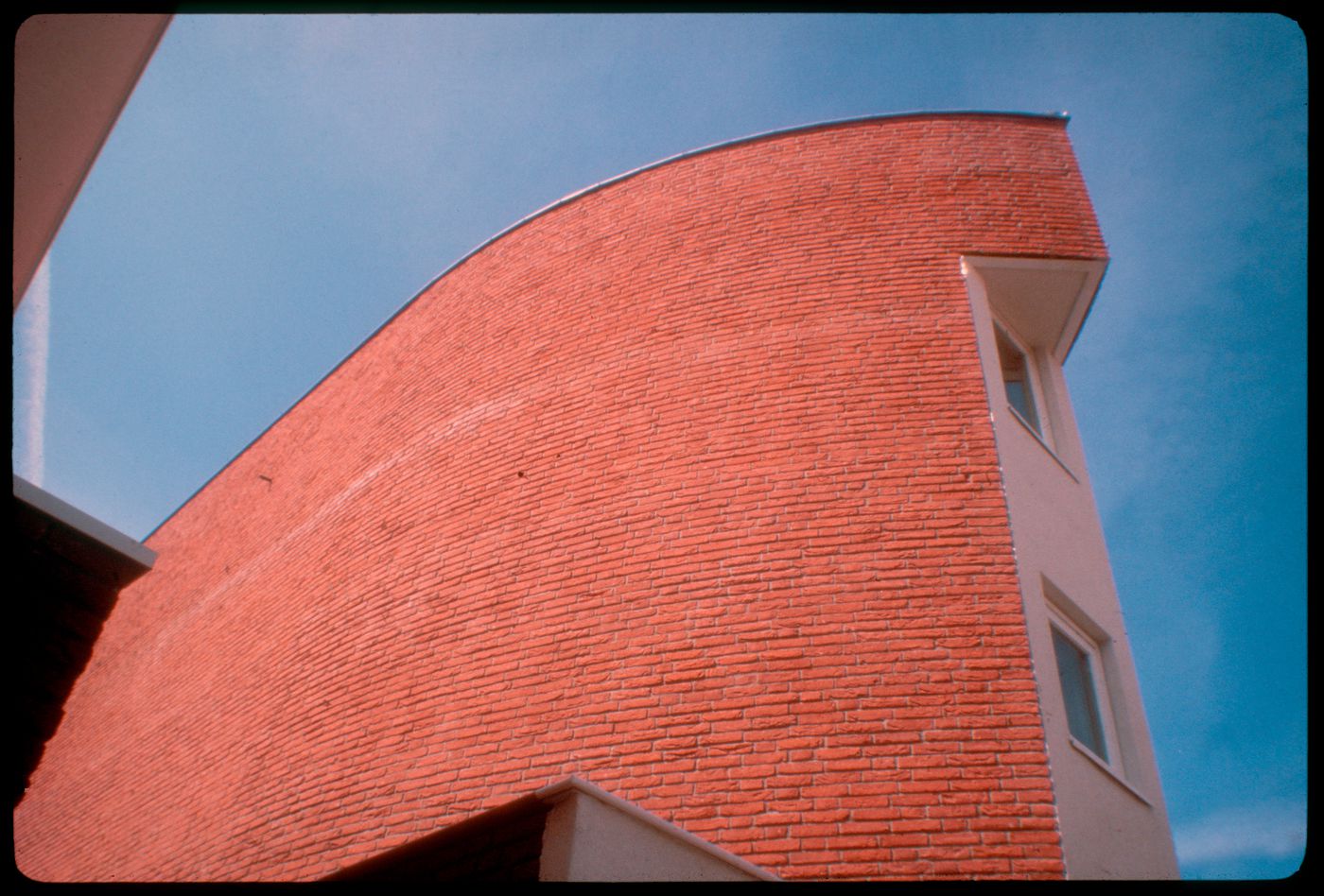 Detail view of Duas habitações e duas lojas [Housing and shopping complex, Schilderswijk], The Hague, The Netherlands