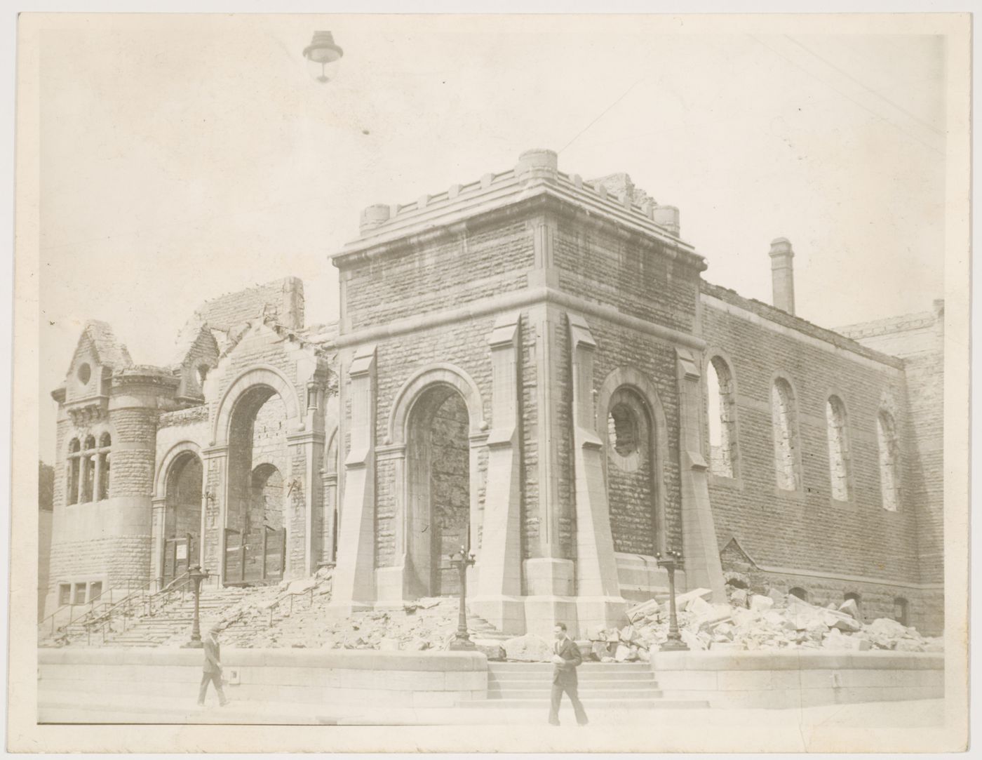 Ancienne église Saint-Louis-de-France, coin des rues Roy et Laval, Montréal, Québec : Vue des ruines après l'incendie de 1933