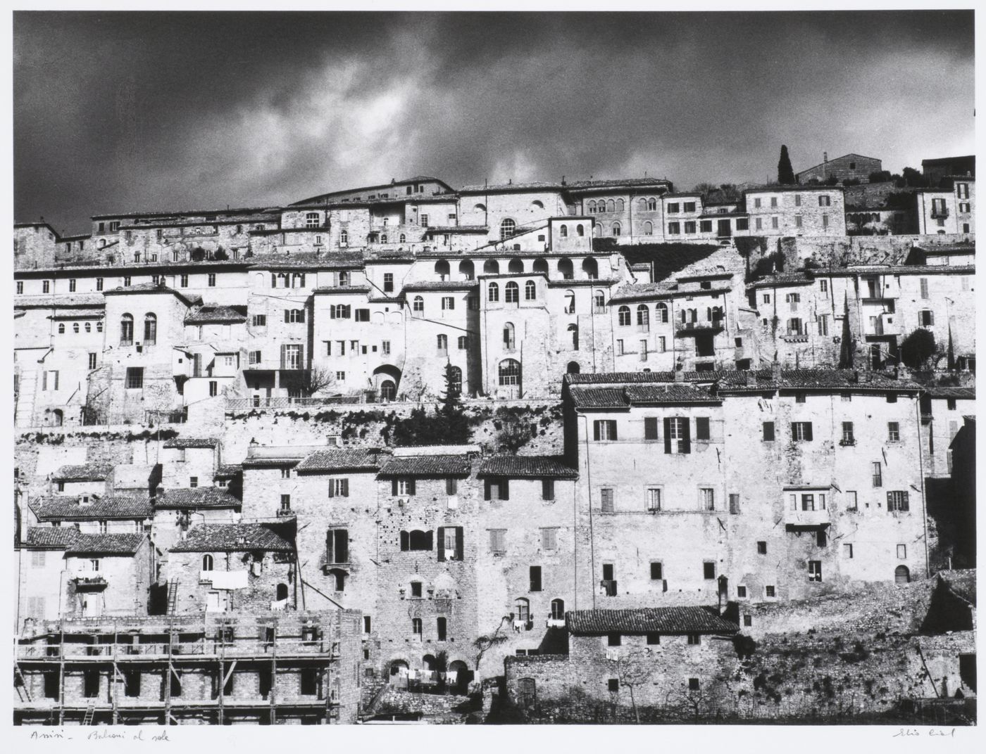 Assisi. Balconi al sole