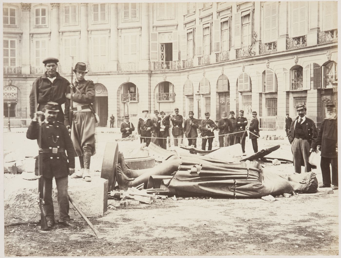 La statue renversée de Napoléon 1er après  la chûte de la colonne Vendôme, Place Vendôme, Paris