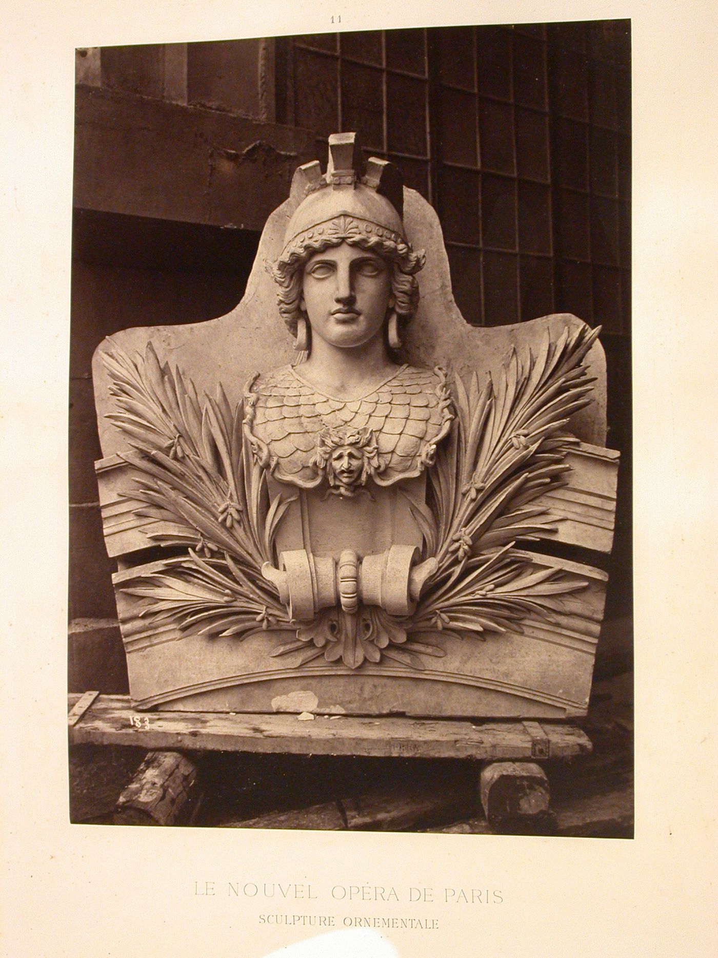 Clef de la grande fenêtre - Façade postérieure de la scène