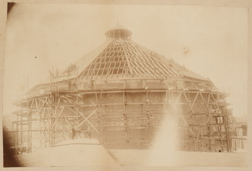 Construction de la rotonde du "Cyclorama Jérusalem et le crucifiement", angle des rues Saint-Urbain et Sainte-Catherine, Montréal