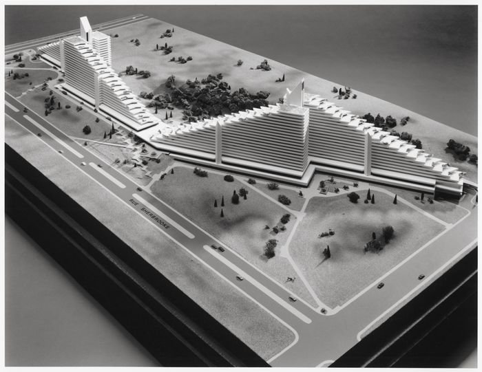 Pyramides olympiques (Village olympique) Roger D’Astous fonds CCA