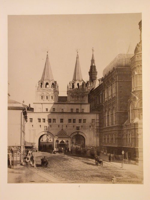 Exterior view of the Voskresenskie Iverskie Gates (Resurrection Gates), Kitay-gorod, Moscow