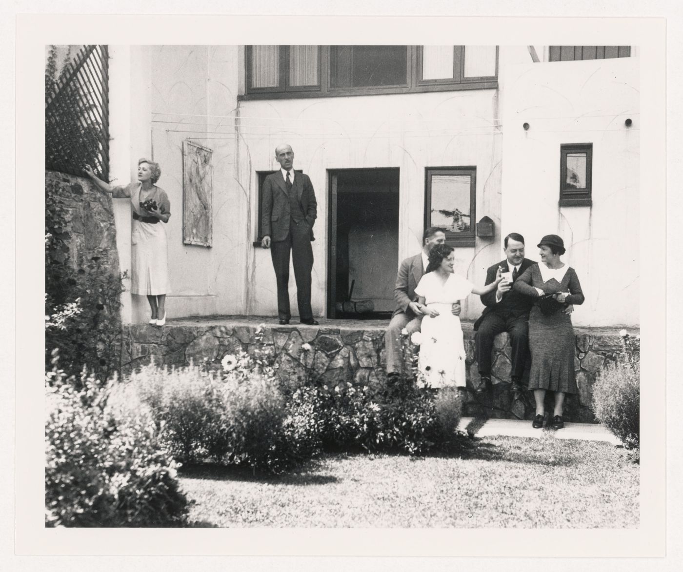 Portrait de groupe au jardin de la maison Ernest Cormier, Montréal