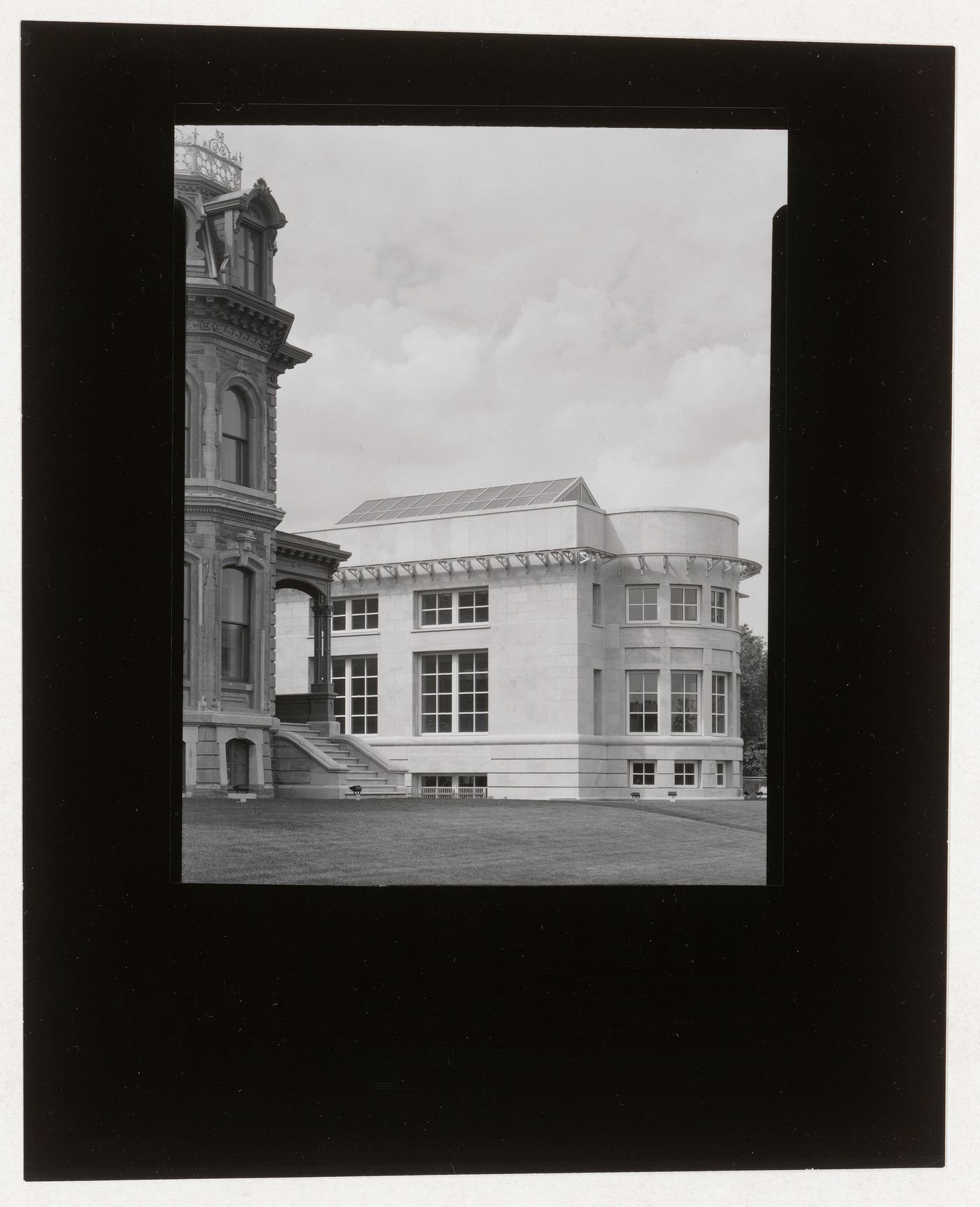 Partial view of Shaughnessy House and the Alcan Wing, Canadian Centre for Architecture, boulevard Dorchester (now boulevard René-Lévesque), Montréal, Québec