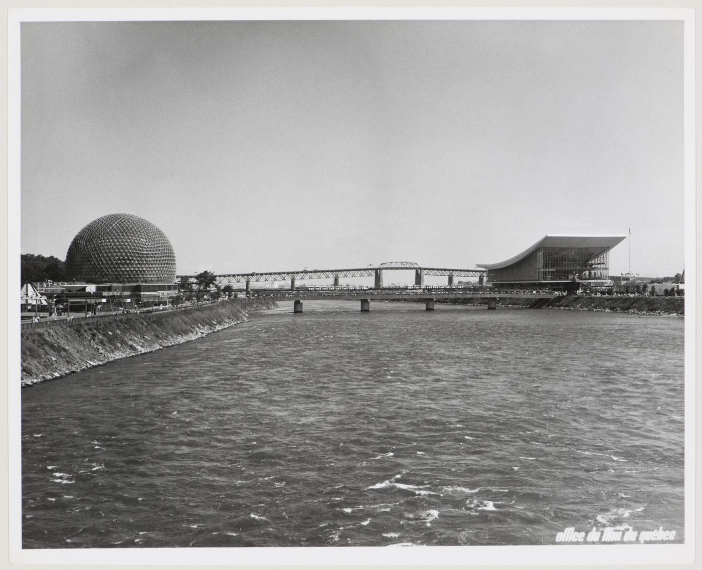 View of the Cosmos Walk with the Pavilions of the Soviet Union and of the United States in background, Expo 67, Montréal, Québec