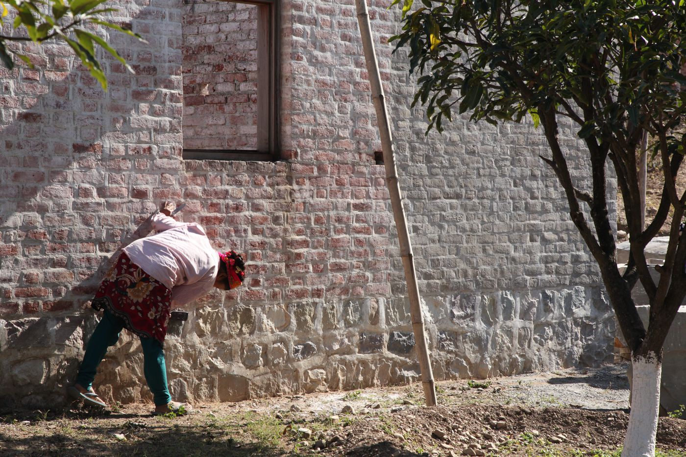 Weavers' Studio : cleaning the bricks on the workshop building