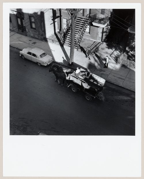 La livraison du lait en voiture hippomobile, rue Tupper, Montréal, Québec
