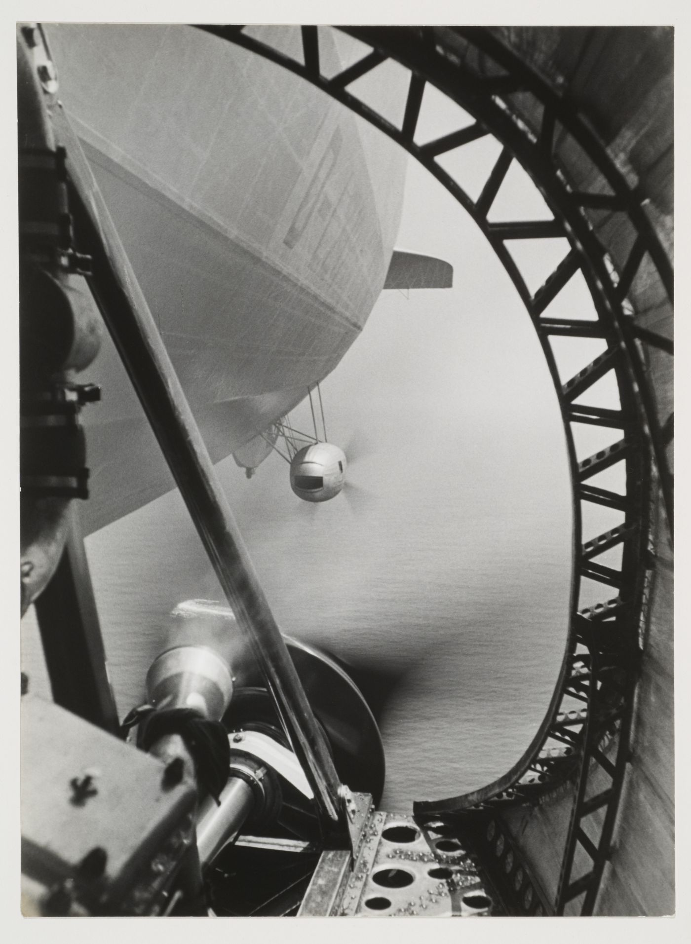 View of a zeppelin in flight from the rear propellor duct