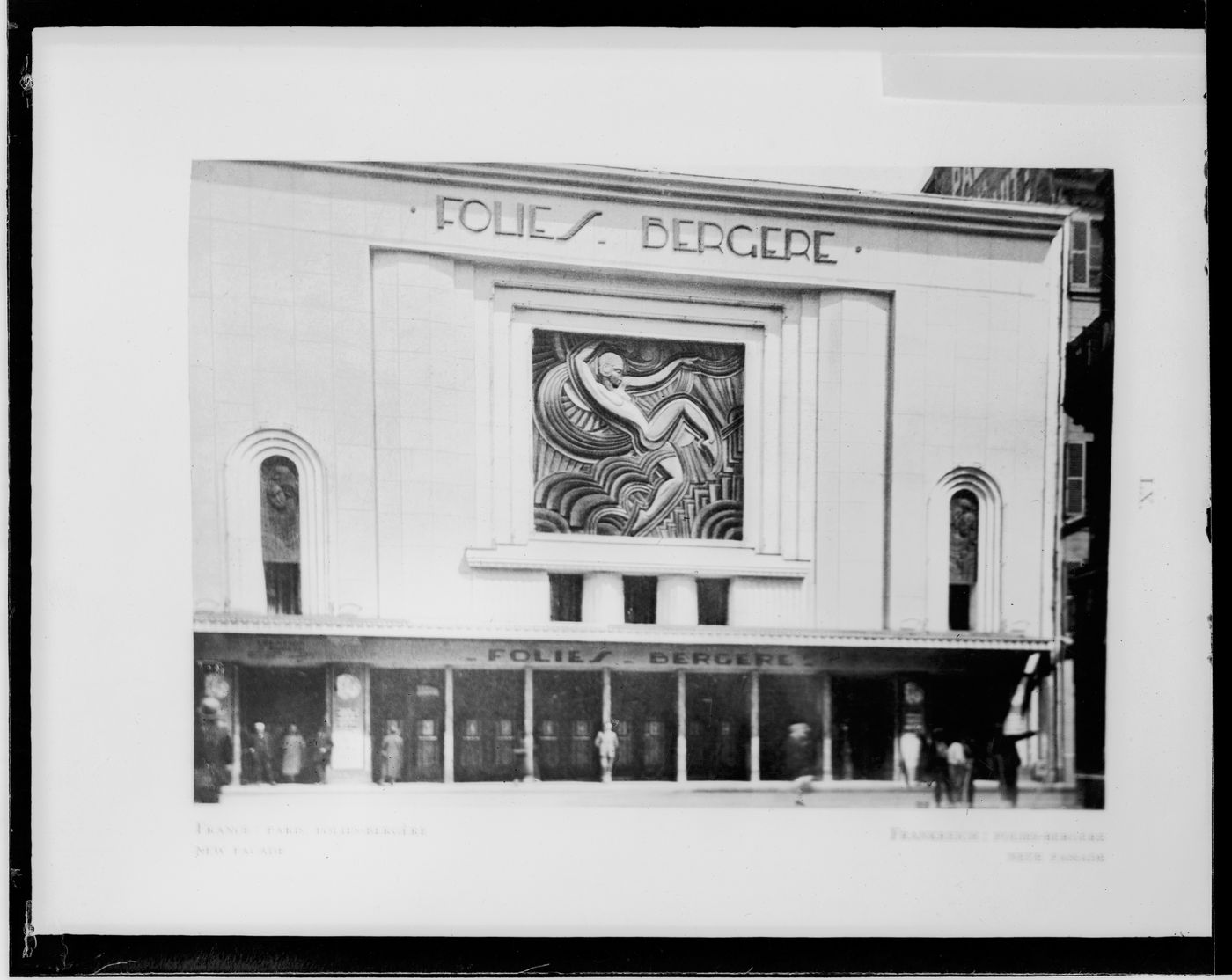 Vue de la façade principale des Folies Bergère montrant la fresque par Maurice Pico, Paris