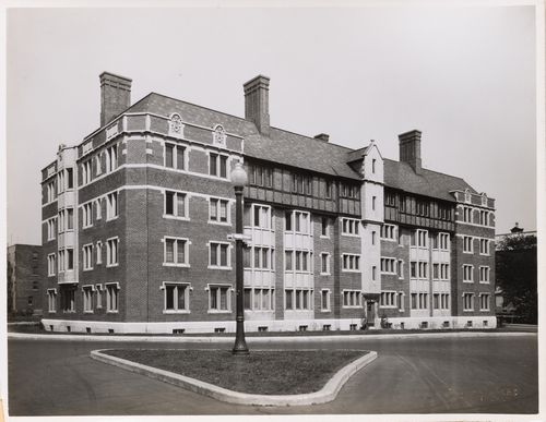 View of the principal and lateral façades of Appartements Chequers Court, 3055 rue Sherbrooke Ouest, Westmount, Québec