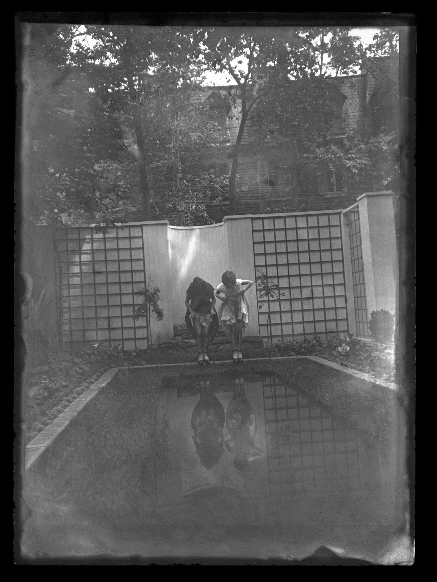 Portrait de Clorinthe et Cécile Perron posant dans le jardin du studio d'Ernest Cormier, Montréal