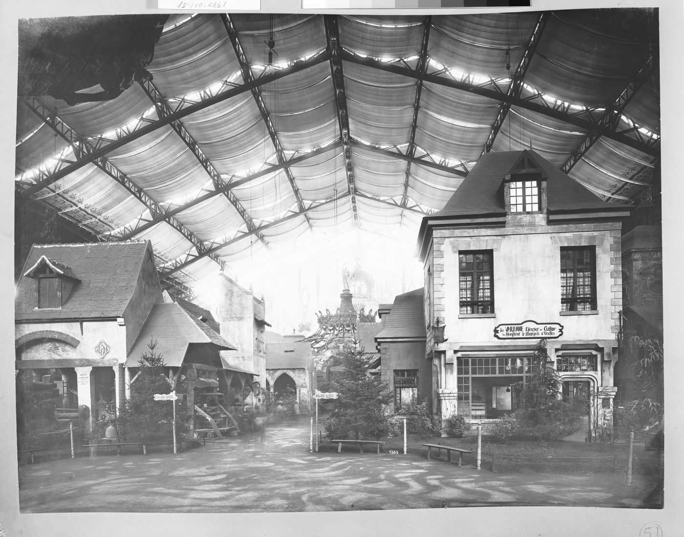 Plate from album ''Exposition universelle de 1900 / Palais du Génie Civil et des moyens de Transport''