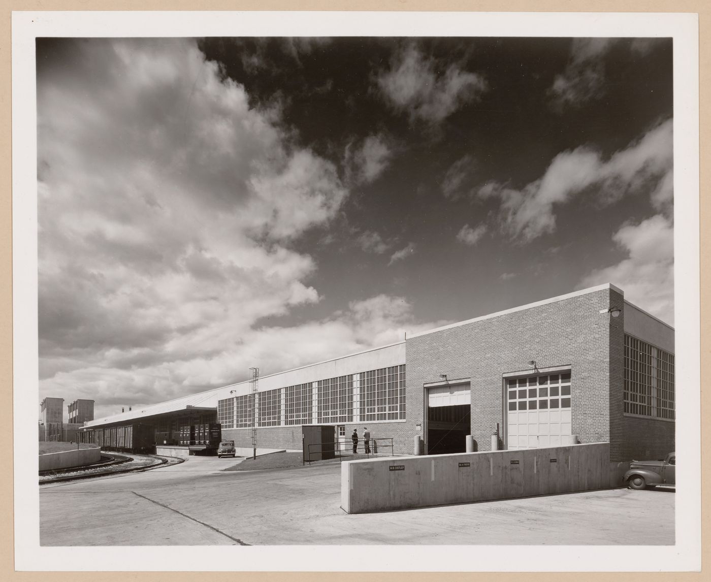 View of the rear [?] façade of the Motor Manufacturing Building, Nash-Kelvinator Corporation Assembly Plant, Kenosha, Wisconsin