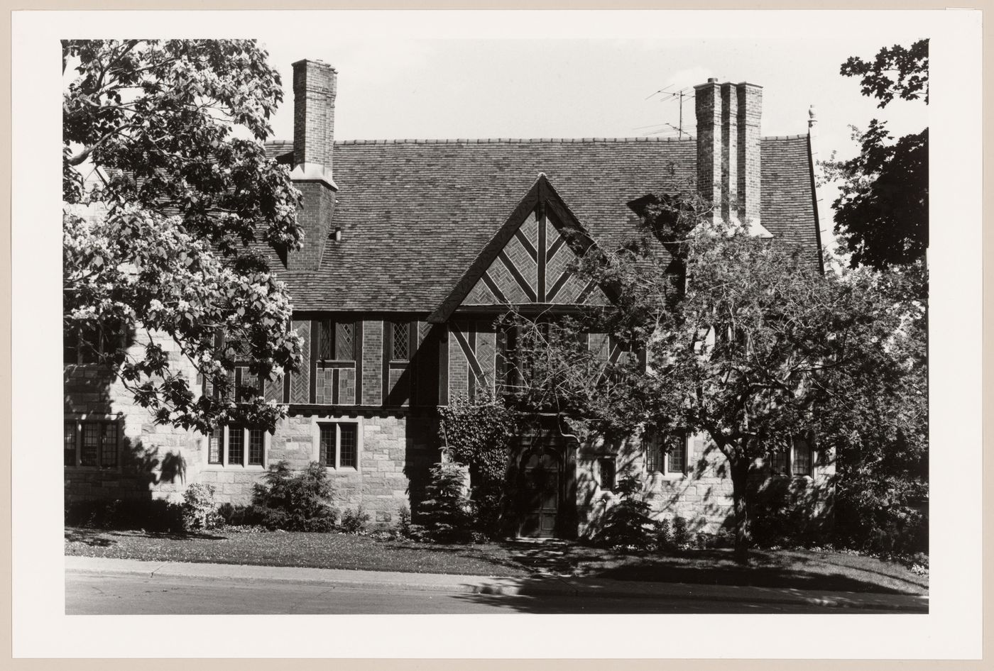 View of the principal façade of a house, 72 Belmont Crescent, Westmount, Québec