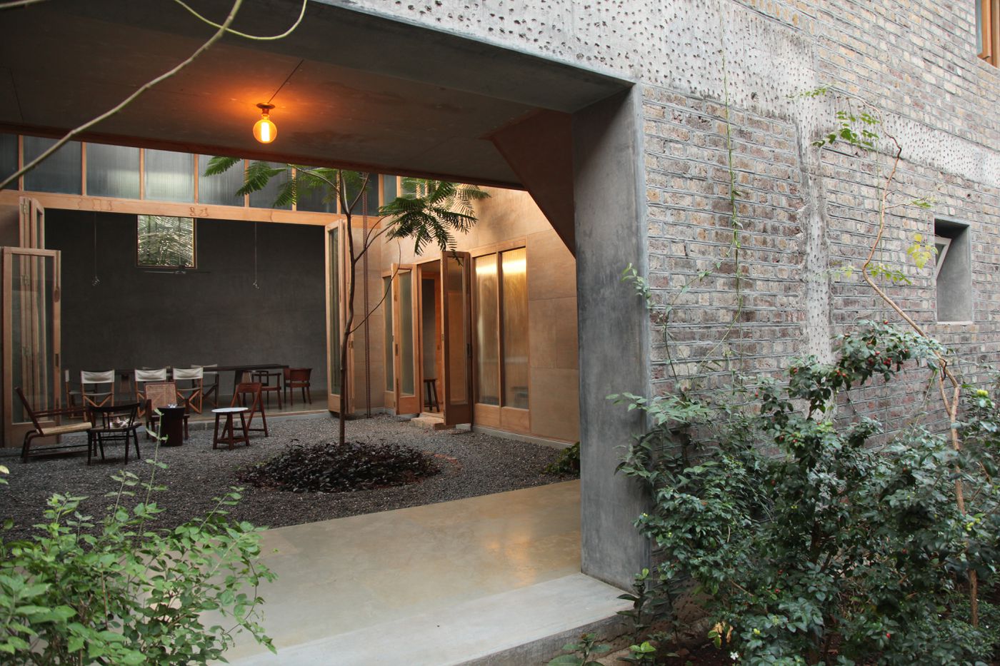 Saat Rasta : view of interior courtyard from central passageway