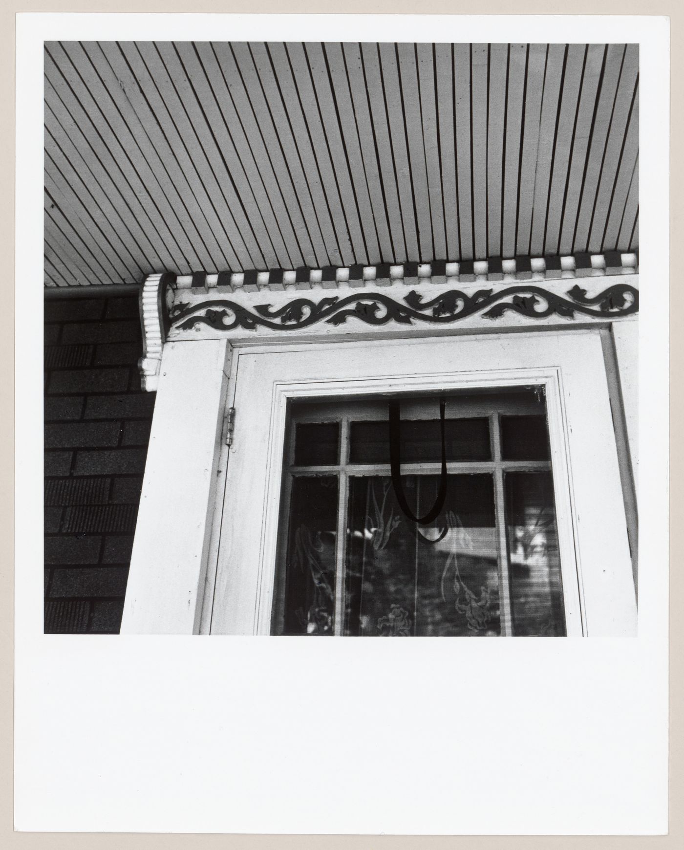 Vue partielle d'une entrée de porte  d'une maison,  près de  L'Islet-sur-Mer, Québec