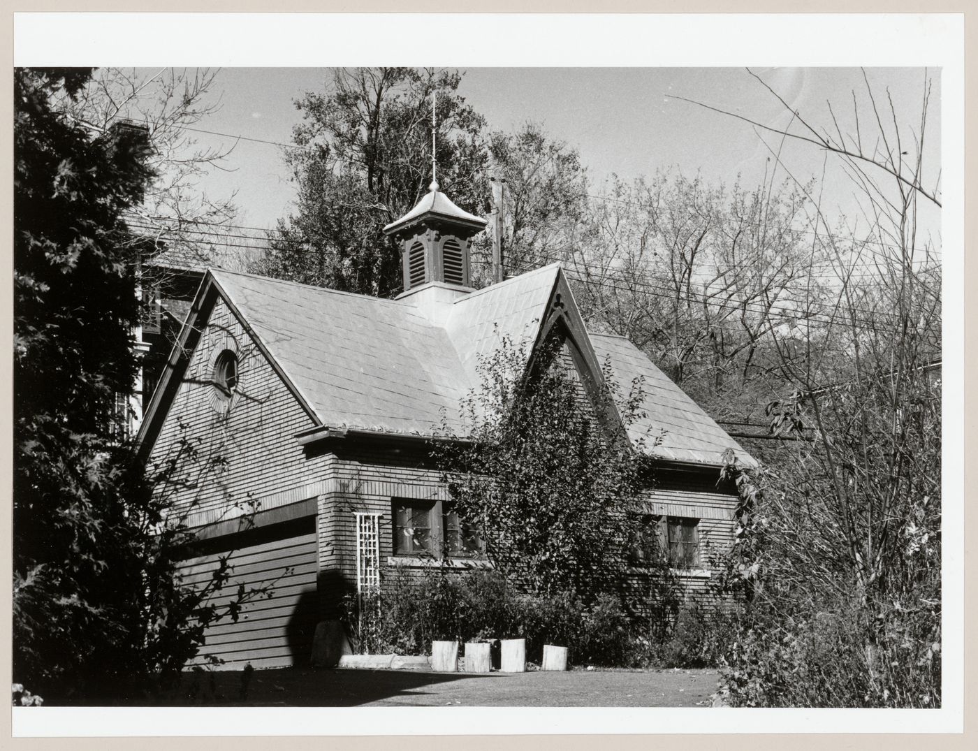View of the principal and lateral façades of the stable, 3282 Cedar Avenue, Westmount, Québec