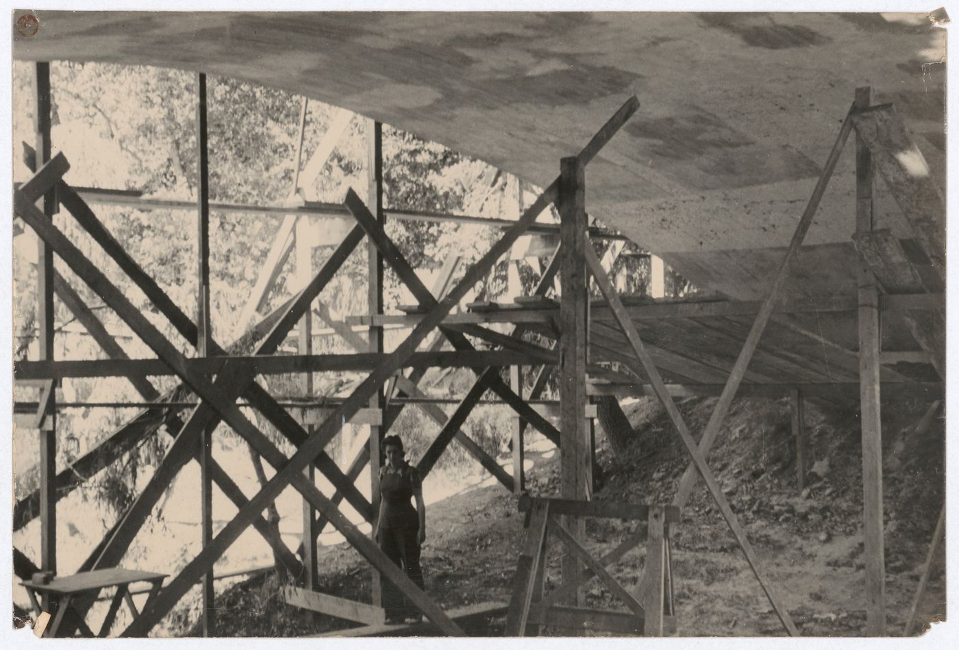 Delfina Gálvez de Williams below Casa sobre el arroyo during construction, Mar de Plata, Argentina